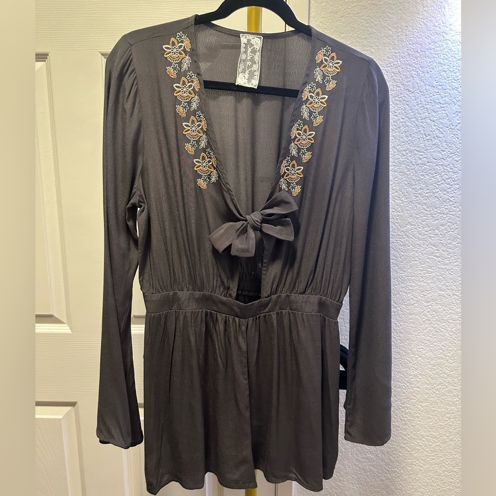 Sadie & Sage Womens Romper Size L Gray Embroidered Flower Cut Out Long Sleve